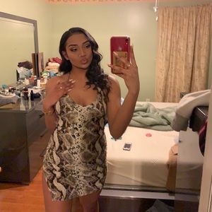 Snakeskin bodycon dress w/ slit!